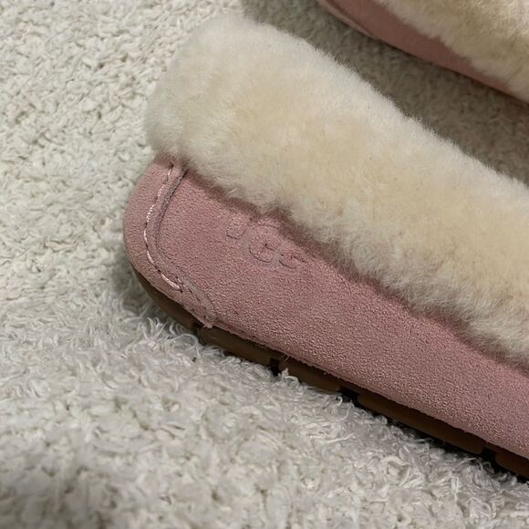 NIB- UGG - 7 - Picture 3 of 7